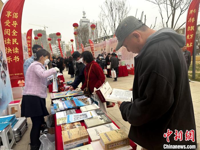 圖為民眾在活動現(xiàn)場讀書、購書?！±铍h 攝