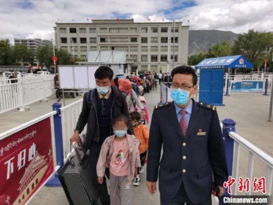 圖為拉薩車站工作人員為西藏先心病患兒和陪同人員提供“綠色”接力幫扶，并開通了專門通道，讓他們快速進(jìn)站上車。拉薩車站 供圖