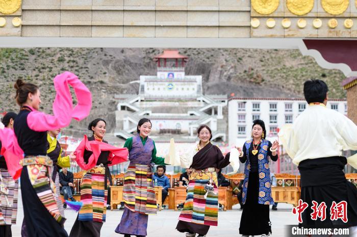 圖為西藏昌都市洛隆縣易地搬遷安置點(diǎn)阿托卡小康示范新村村民載歌載舞慶脫貧(資料圖)?！『闻罾?攝