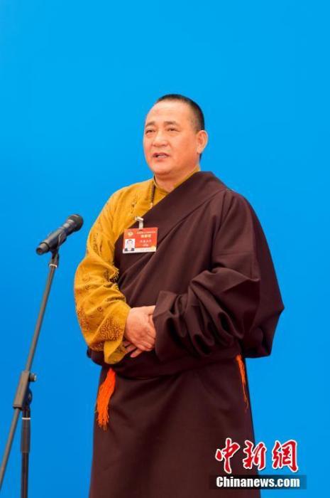 3月10日，全國(guó)政協(xié)十三屆四次會(huì)議第三場(chǎng)“委員通道”采訪活動(dòng)在北京人民大會(huì)堂新聞發(fā)布廳舉行。圖為全國(guó)政協(xié)委員洛桑山丹通過(guò)網(wǎng)絡(luò)視頻方式接受媒體采訪。<a target='_blank' ><p  align=