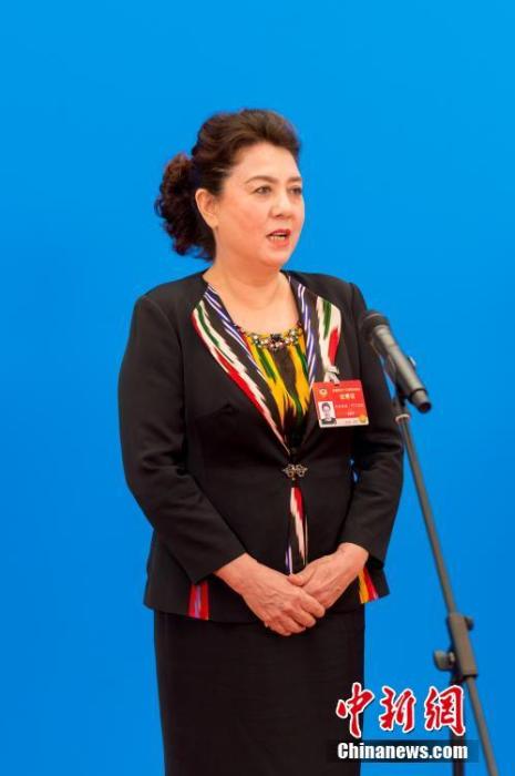 3月10日，全國(guó)政協(xié)十三屆四次會(huì)議第三場(chǎng)“委員通道”采訪活動(dòng)在北京人民大會(huì)堂新聞發(fā)布廳舉行。圖為全國(guó)政協(xié)委員古麗帕麗·阿不都拉通過(guò)網(wǎng)絡(luò)視頻方式接受媒體采訪。<a target='_blank' ><p  align=