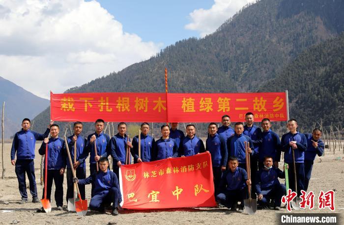 林芝市巴宜區(qū)森林消防中隊志愿服務(wù)隊合影留念。　西繞拉翁 攝