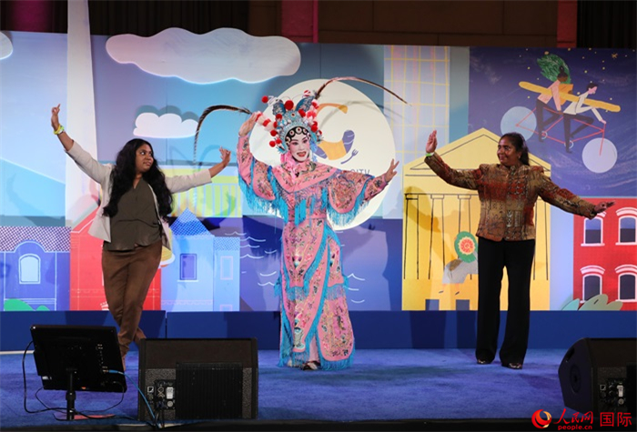 當(dāng)?shù)厝A人京劇社團(tuán)的青年演員現(xiàn)場(chǎng)表演京劇選段，并與現(xiàn)場(chǎng)觀眾近距離互動(dòng)。人民網(wǎng)記者 李志偉攝