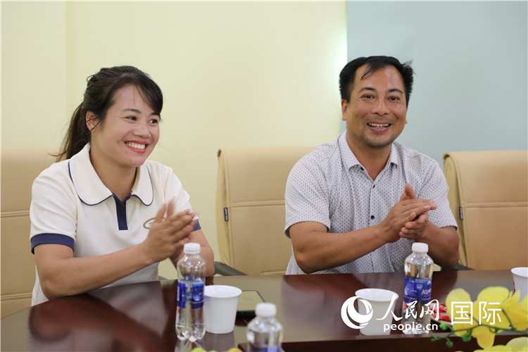 越南沙巴市黃連寄宿制民族小學(xué)老師阮氏秋姮、阮文享。人民網(wǎng)記者簡(jiǎn)承淵攝