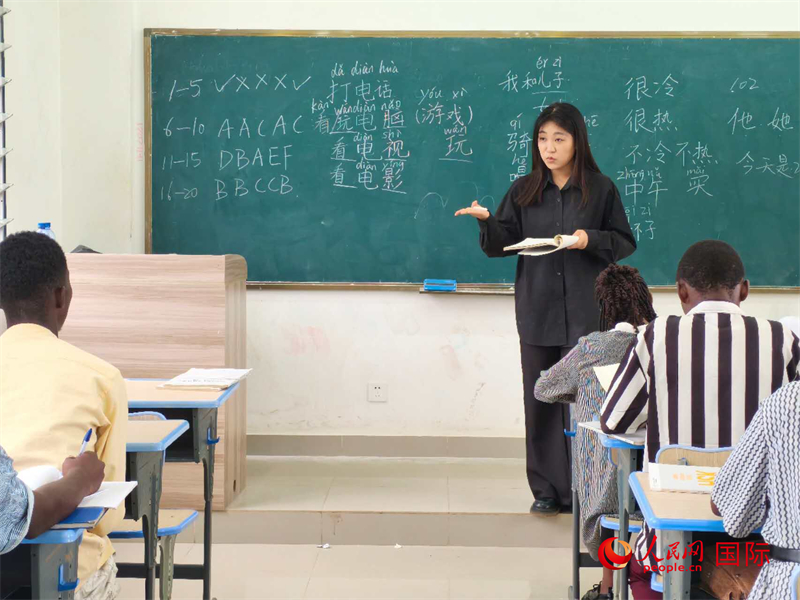 中國老師在給學(xué)生們講課。人民網(wǎng)記者 黃培昭攝