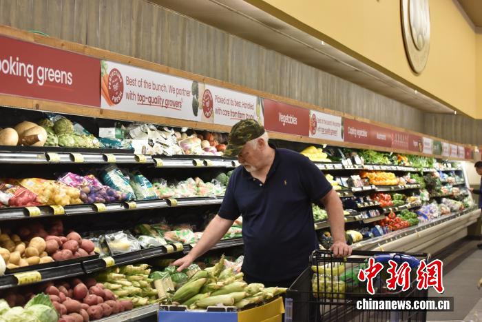 當(dāng)?shù)貢r(shí)間7月18日，美國(guó)密歇根大學(xué)公布報(bào)告顯示，7月美國(guó)消費(fèi)者信心指數(shù)升至61.8，為近5個(gè)月以來(lái)的最高值。圖為美國(guó)民眾在馬里蘭州羅克韋爾一超市購(gòu)物。 <a target='_blank' href='/' _fcksavedurl='/'><p  align=