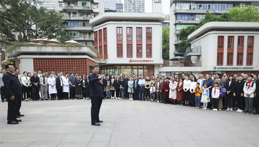 2024年4月22日至24日，中共中央總書記、國家主席、中央軍委主席習近平在重慶考察。這是22日下午，習近平在九龍坡區(qū)謝家灣街道民主村社區(qū)考察時，同社區(qū)居民親切交流。新華社記者 鞠鵬 攝