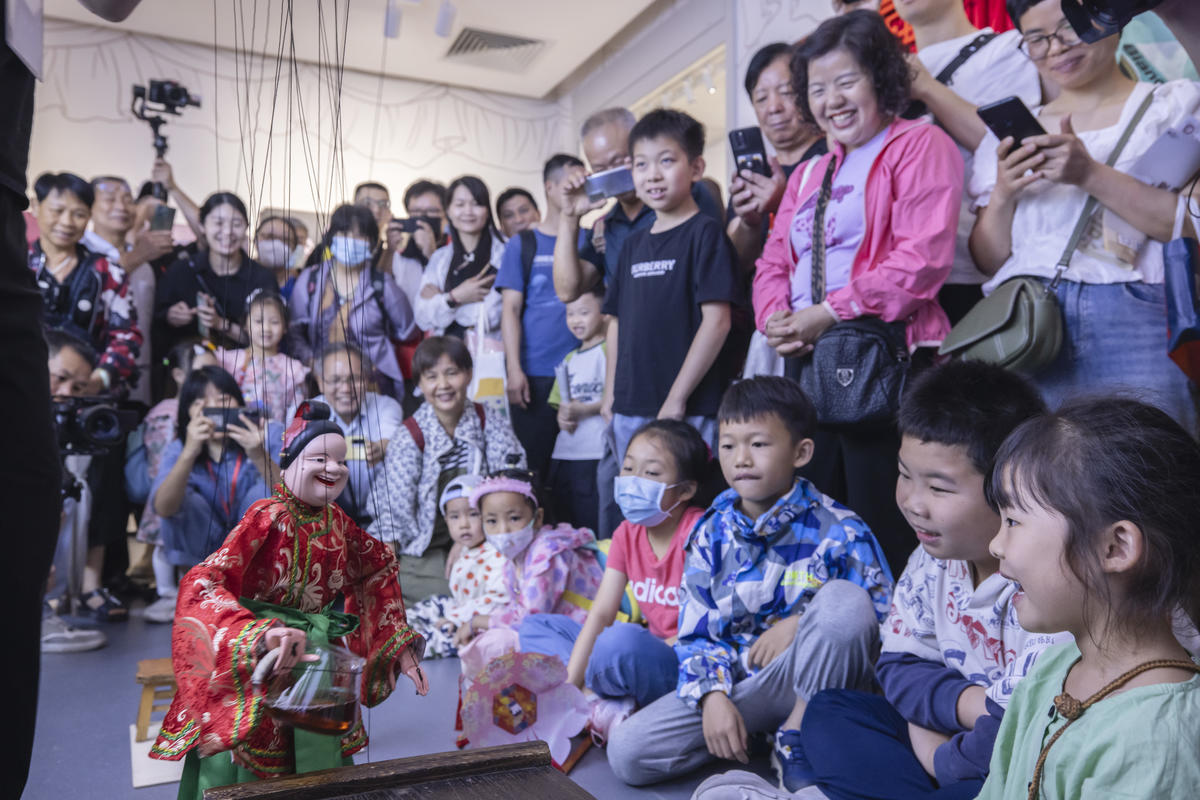 5月1日，廣州市白鵝潭大灣區(qū)藝術(shù)中心非物質(zhì)文化遺產(chǎn)館內(nèi)，精彩的梅縣提線木偶戲表演吸引了眾多游客駐足觀賞。 來源：人民圖片網(wǎng)