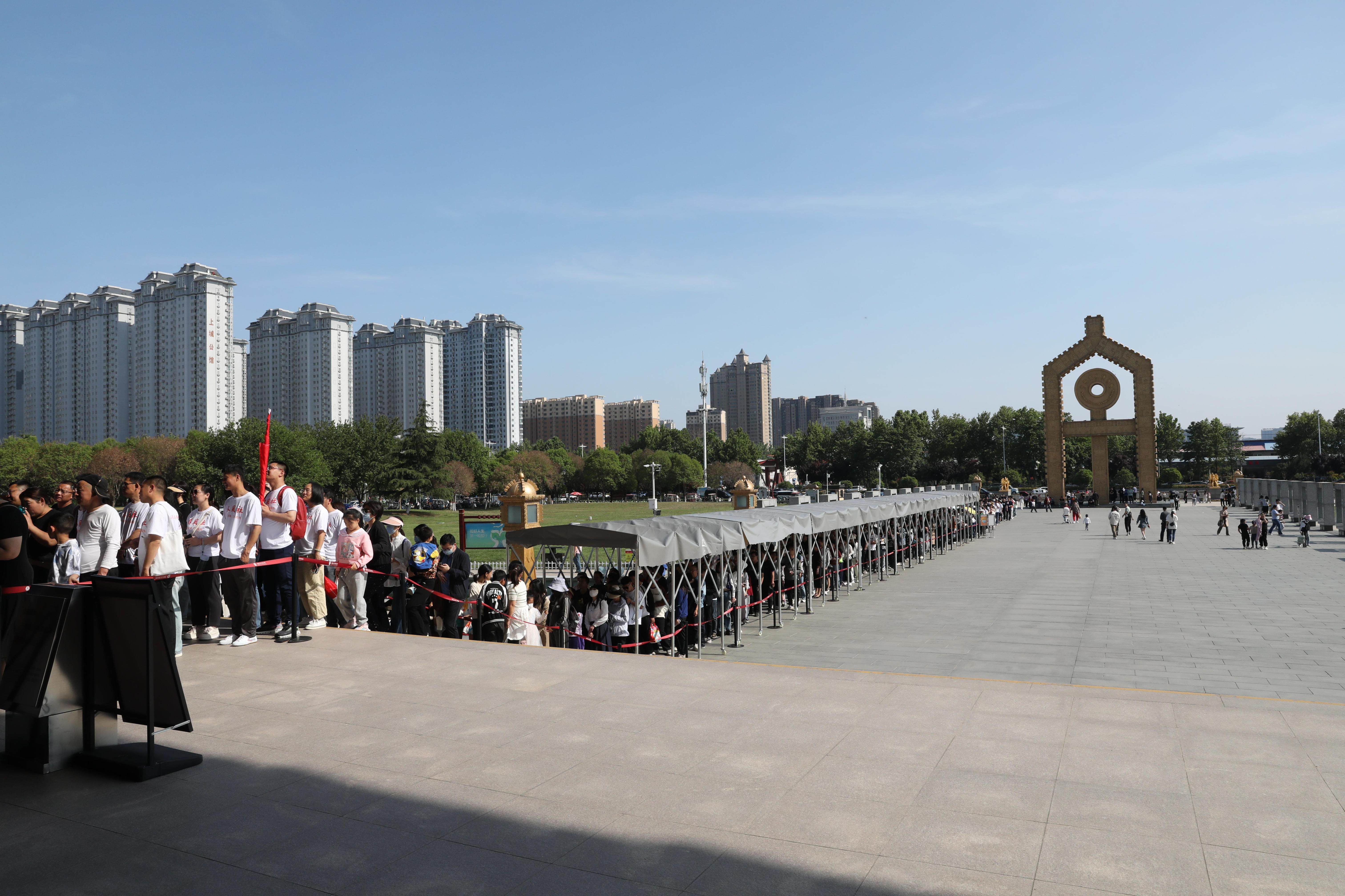 “五一”期間，中國文字博物館外游客有序排隊(duì)。中國文字博物館供圖