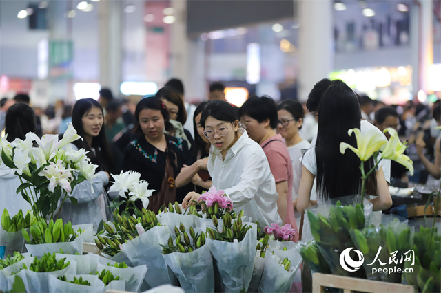 游客在昆明斗南花卉市場(chǎng)選購(gòu)鮮花。人民網(wǎng)記者 李發(fā)興攝