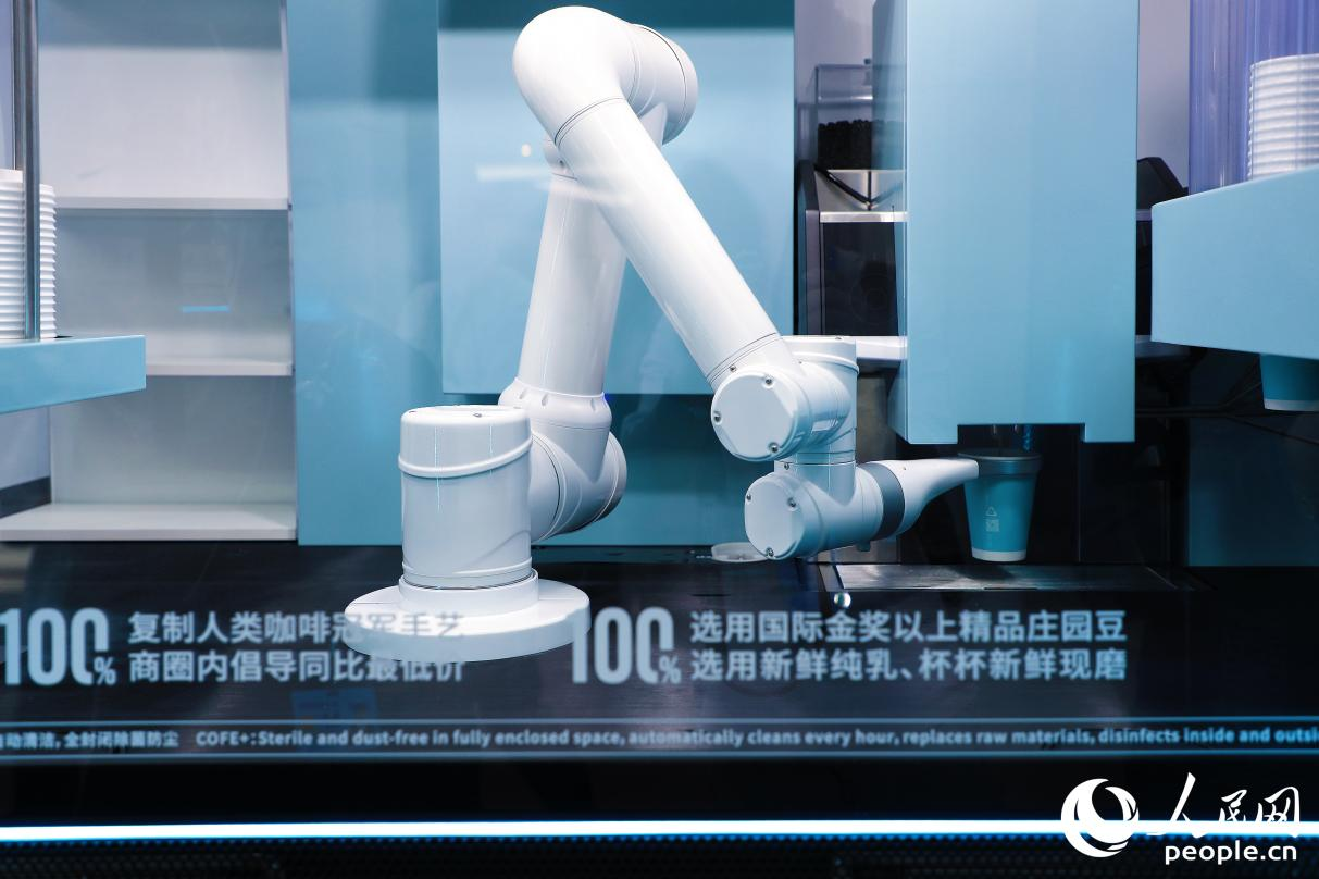 機(jī)器人現(xiàn)磨咖啡。人民網(wǎng) 李唯一攝