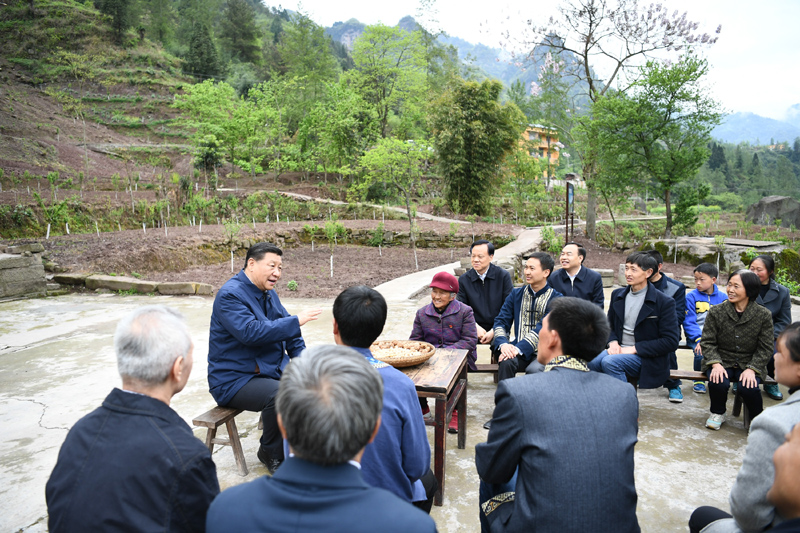 2019年4月15日至17日，中共中央總書記、國家主席、中央軍委主席習(xí)近平在重慶考察，并主持召開解決“兩不愁三保障”突出問題座談會。這是4月15日下午，習(xí)近平在石柱土家族自治縣中益鄉(xiāng)華溪村同村民代表、基層干部、扶貧干部、鄉(xiāng)村醫(yī)生等圍坐在一起，共話脫貧攻堅。新華社記者 謝環(huán)馳 攝