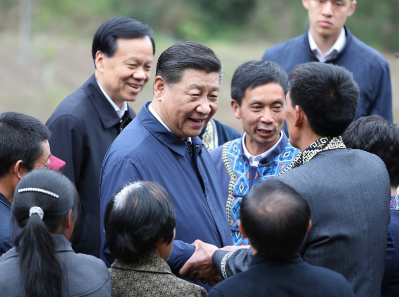 2019年4月15日至17日，中共中央總書記、國家主席、中央軍委主席習(xí)近平在重慶考察，并主持召開解決“兩不愁三保障”突出問題座談會。這是4月15日下午，習(xí)近平在石柱土家族自治縣中益鄉(xiāng)華溪村同村民親切交流。新華社記者 丁海濤 攝