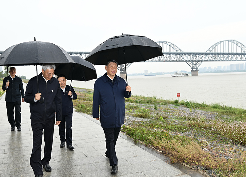 2023年10月10日至13日，中共中央總書記、國家主席、中央軍委主席習(xí)近平在江西考察。這是10日下午，習(xí)近平在長江國家文化公園九江城區(qū)段考察時(shí)，冒雨沿江堤步行察看沿岸風(fēng)貌。新華社記者 謝環(huán)馳 攝