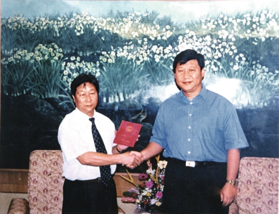 2000年7月，習(xí)近平為福建農(nóng)林大學(xué)教授林占熺頒發(fā)福建省政府“一等功”榮譽(yù)證書。圖源：《習(xí)近平在福建》（下）