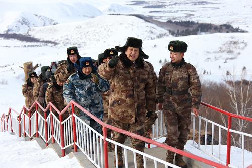  2014年1月26日上午，習(xí)近平來(lái)到內(nèi)蒙古邊防某團(tuán)三角山哨所，看望正在執(zhí)勤的戰(zhàn)士。新華社記者 李剛 攝