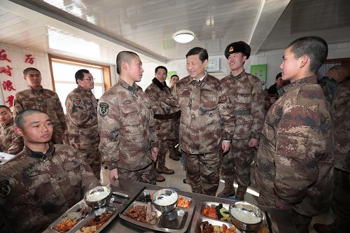 2014年1月26日中午，習(xí)近平來(lái)到連隊(duì)食堂，同戰(zhàn)士們一起用餐。新華社記者 李剛 攝