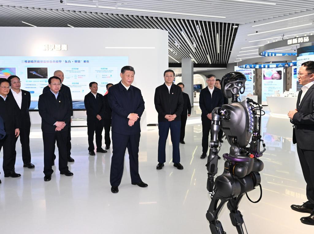 2023年11月28日下午，習(xí)近平在浦東新區(qū)張江科學(xué)城參觀上?？萍紕?chuàng)新成果展。新華社記者 謝環(huán)馳 攝