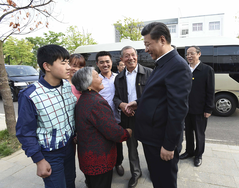 2016年4月25日，習(xí)近平在安徽省滁州市鳳陽縣小崗村看望當(dāng)年大包干帶頭人嚴(yán)金昌（右三）一家。