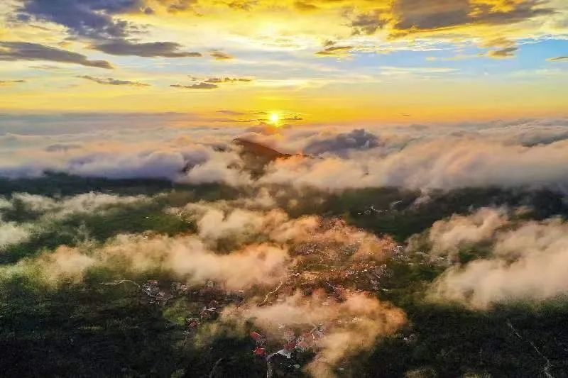 圖為云霧繚繞的軍營村，群山盡翠，紅瓦掩映。廈門市委宣傳部供圖