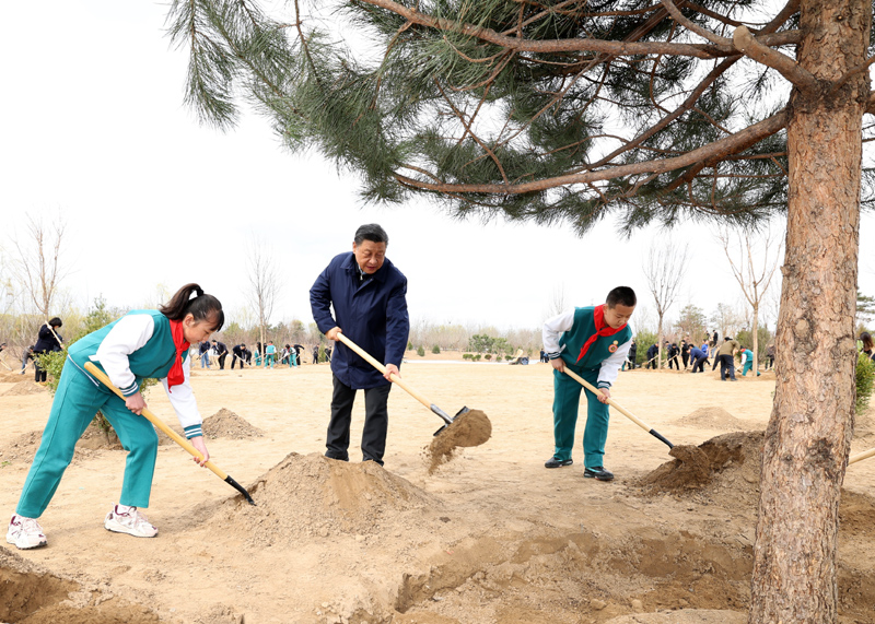 2022年3月，習(xí)近平總書記來到北京市大興區(qū)黃村鎮(zhèn)參加首都義務(wù)植樹活動(dòng)，同大家一起植樹。新華社記者 黃敬文 攝