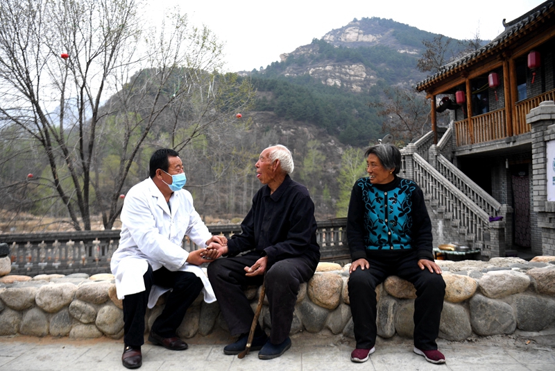 2020年4月15日，在河北阜平縣龍泉關(guān)鎮(zhèn)駱駝灣村，村醫(yī)霍建國為村民把脈。