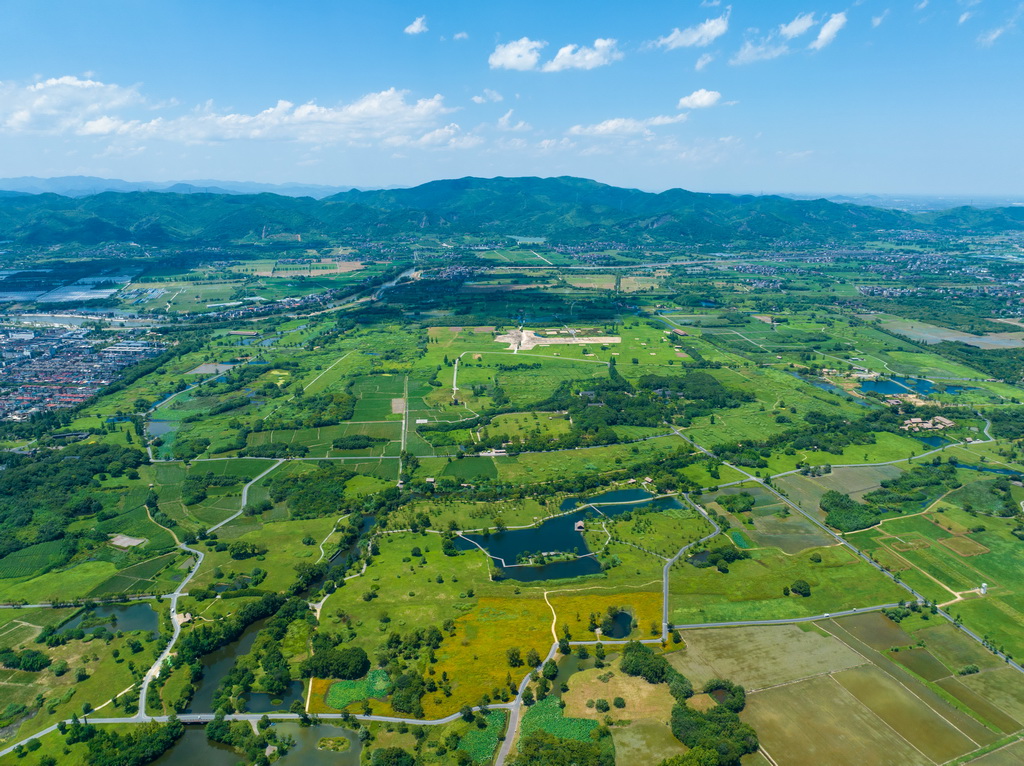 2024年7月4日拍攝的杭州良渚古城遺址公園全景（無(wú)人機(jī)照片）。新華社記者 江漢 攝
