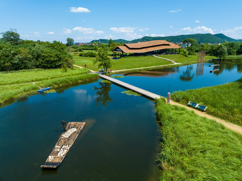 2024年7月4日拍攝的杭州良渚古城遺址公園南城墻遺址展示點(diǎn)（無(wú)人機(jī)照片）。新華社記者 江漢 攝