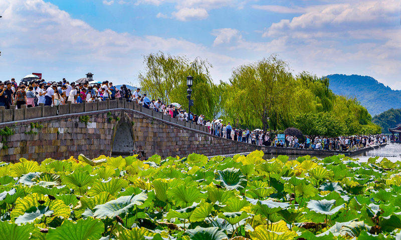 2024年10月4日，杭州西湖景區(qū)迎來(lái)國(guó)慶假期旅游高峰。