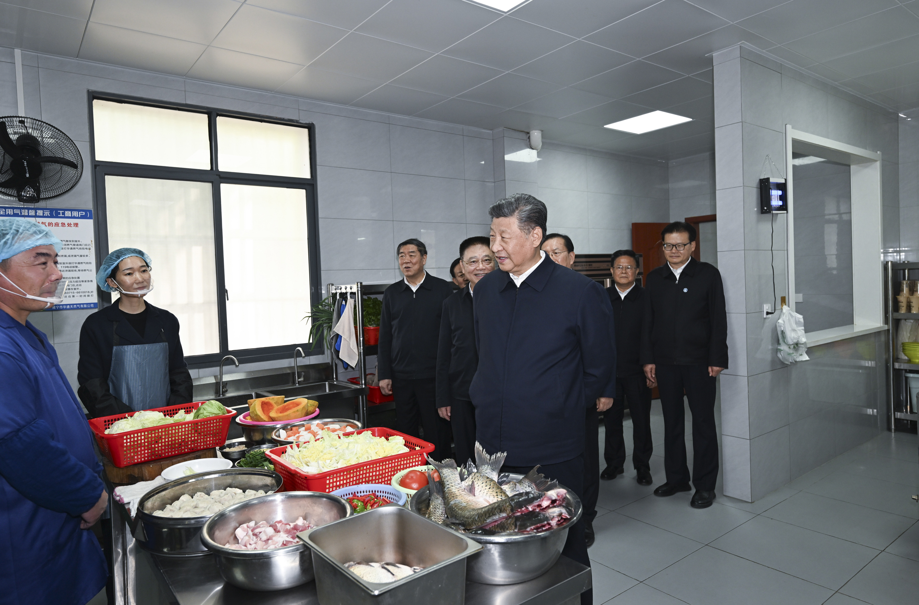 2024年11月5日，習(xí)近平總書記在湖北省咸寧市嘉魚縣潘家灣鎮(zhèn)四邑村考察。