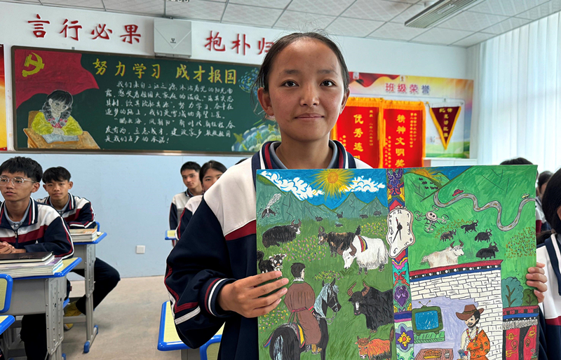果洛西寧民族中學(xué)學(xué)生尼東拉毛在主題思政課上展示表現(xiàn)現(xiàn)代化家鄉(xiāng)的作品。