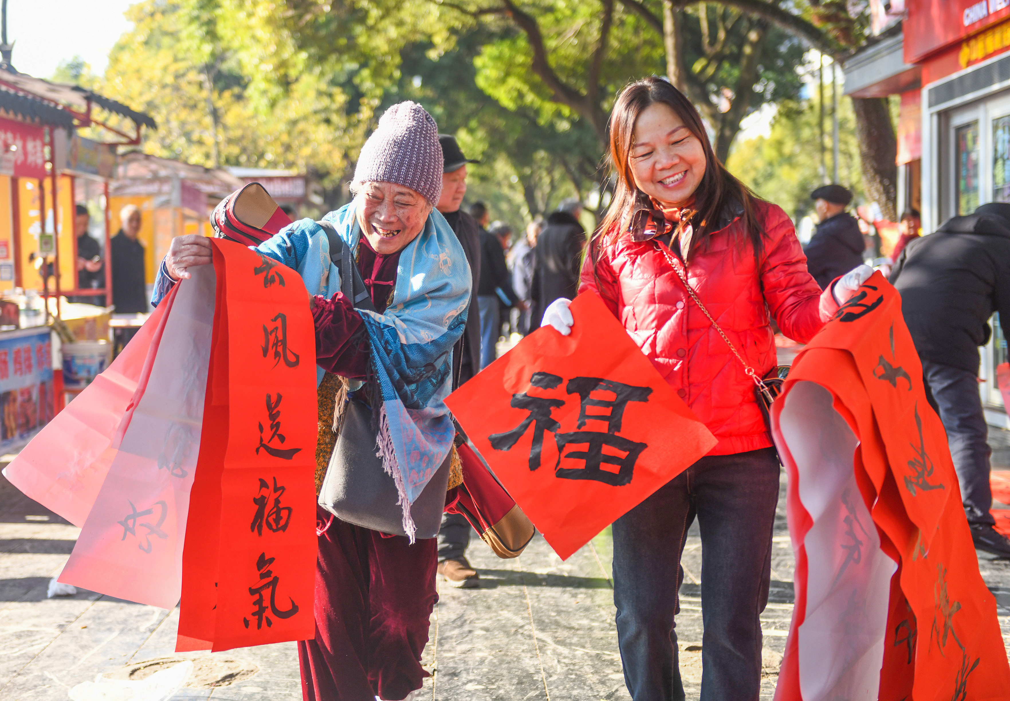 2025年1月13日，在湖南省永州市道縣西洲公園義工崗?fù)?，市民們領(lǐng)到了書法志愿者為大家書寫的春聯(lián)。