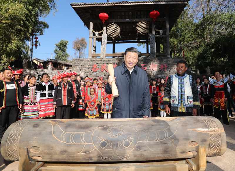 2020年1月19日，習(xí)近平總書記在云南省騰沖市清水鄉(xiāng)三家村中寨司莫拉佤族村廣場上，敲響三聲佤族木鼓，祝福來年風(fēng)調(diào)雨順、國泰民安。
