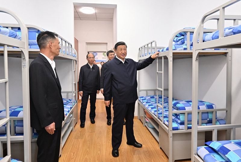 2024年6月18日下午，習(xí)近平總書記在青海果洛西寧民族中學(xué)宿舍樓察看學(xué)生住宿條件。