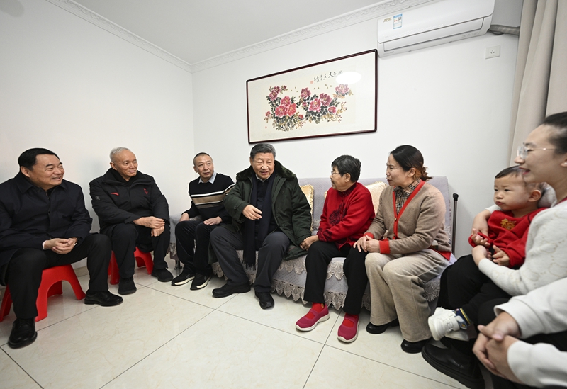 2025年1月23日上午，習(xí)近平總書記在遼寧沈陽大東區(qū)長安街道長安小區(qū)考察時(shí)，走進(jìn)居民郎素蘭家中看望。