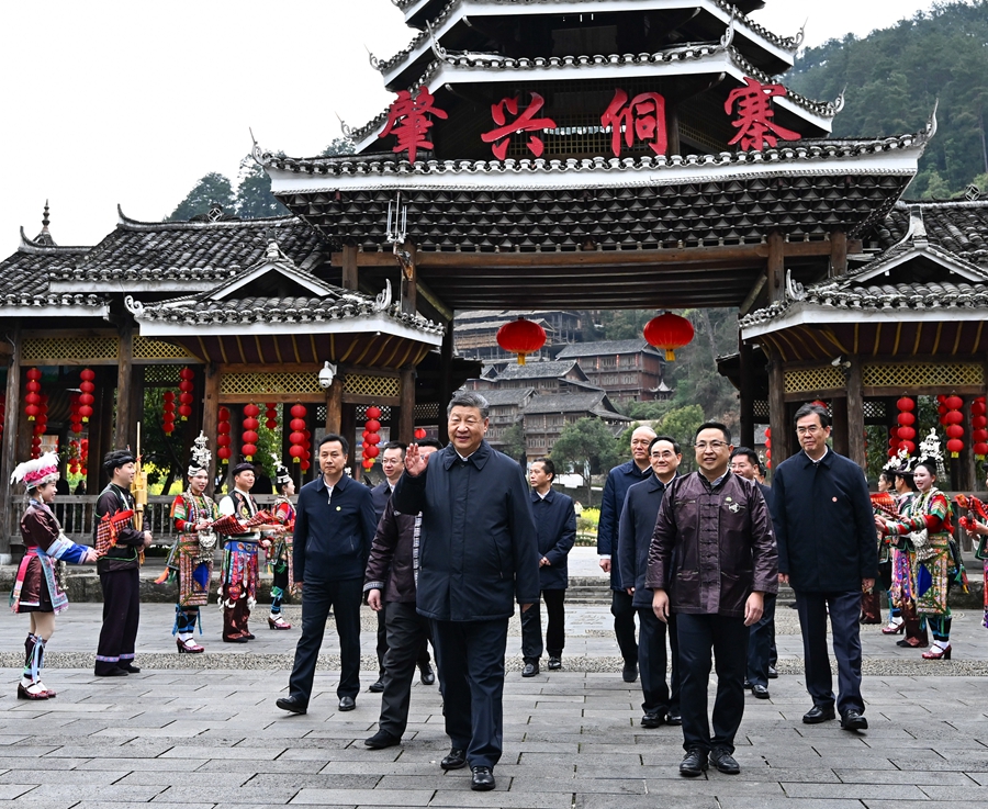 2025年3月17日下午，習(xí)近平在黔東南州黎平縣肇興侗寨考察時，在寨門口向身著民族盛裝歡迎的村民揮手致意。新華社記者 燕雁 攝