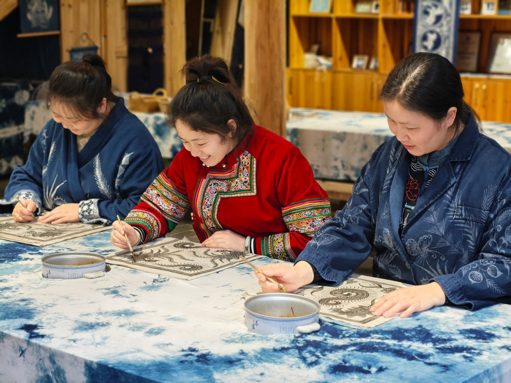 2025年3月14日，村民在肇興侗寨內(nèi)制作蠟染。圖片來源：新華社