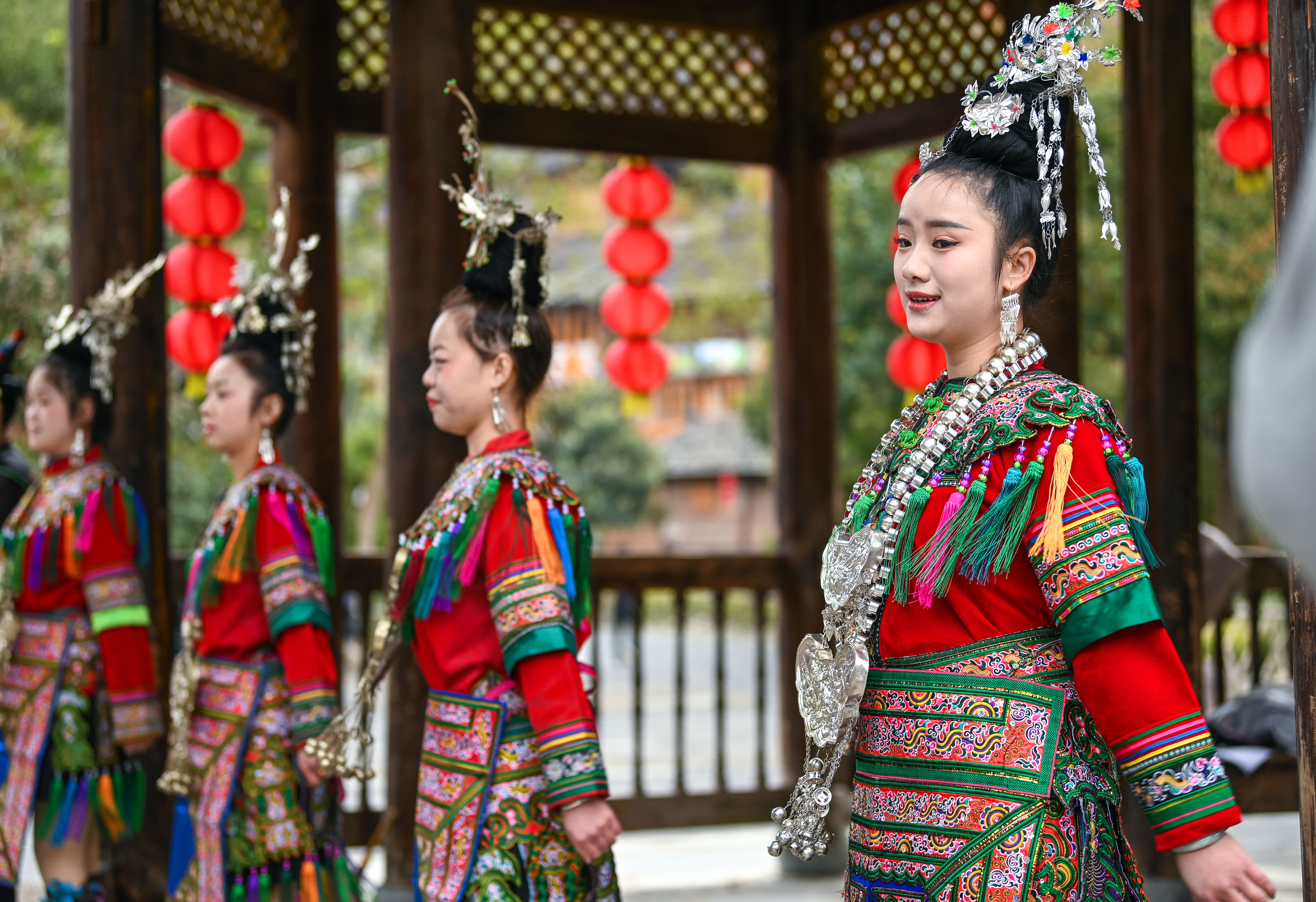  2025年3月18日，侗族群眾在貴州省黎平縣肇興侗寨給游客演唱侗族大歌。