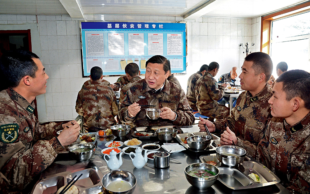 2014年1月26日，習(xí)近平主席專程來(lái)到內(nèi)蒙古軍區(qū)邊防某部，親切看望慰問(wèn)戍邊官兵。這是在連隊(duì)食堂，習(xí)近平主席同戰(zhàn)士們一起用餐。