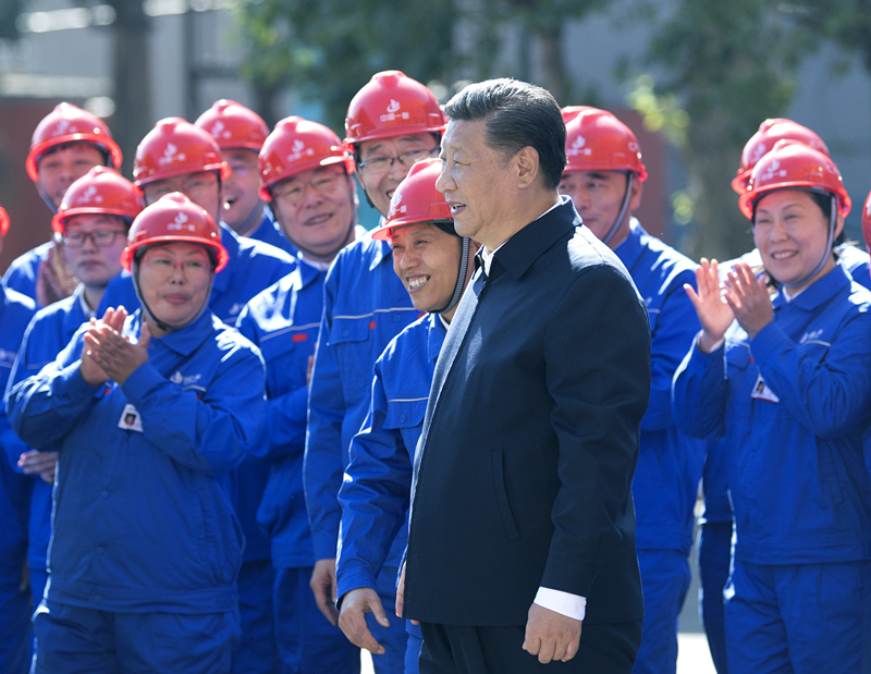 2018年9月26日，在中國一重集團(tuán)，習(xí)近平總書記走到工人中間，同大家親切交流。