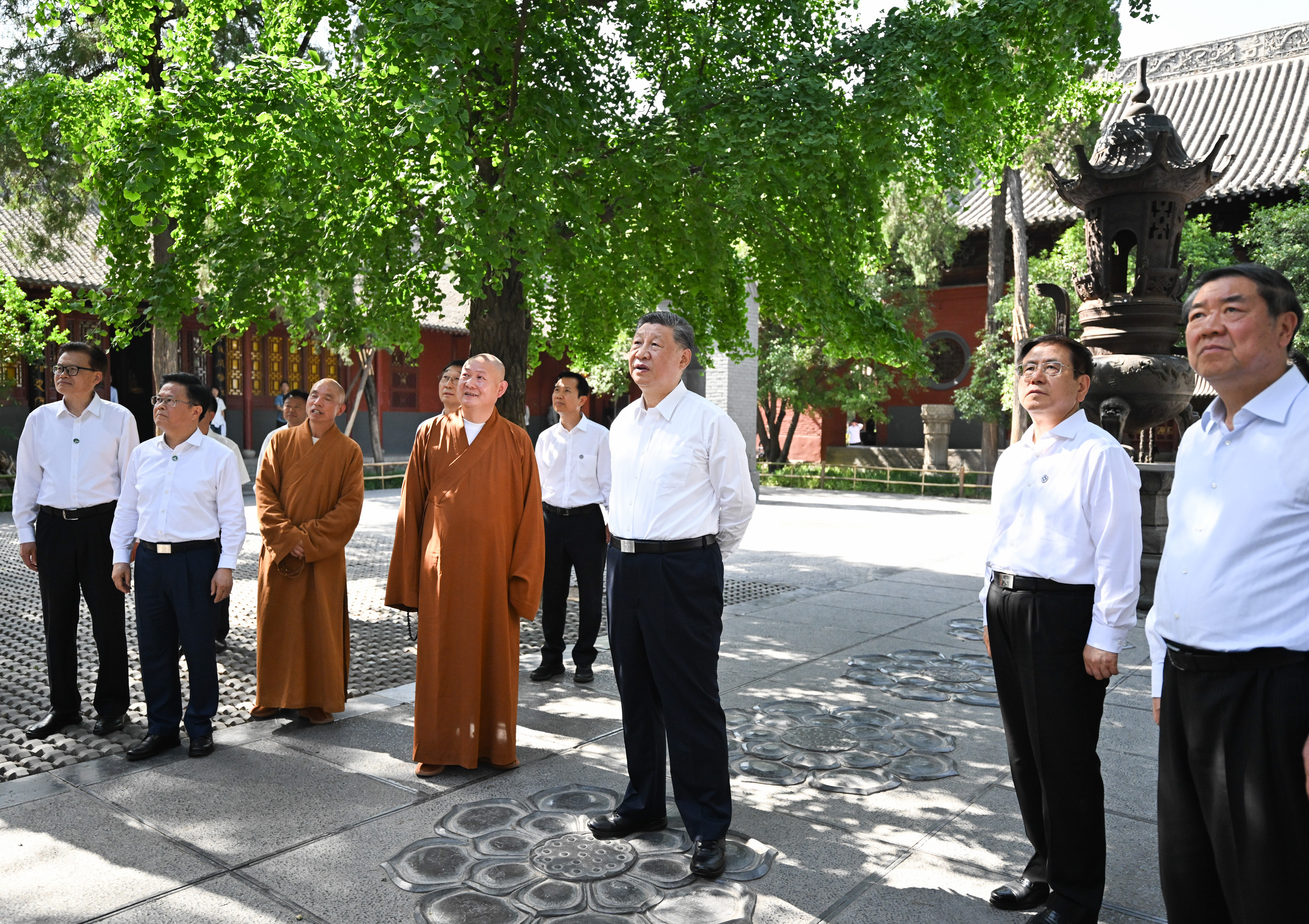 5月19日至20日，中共中央總書記、國家主席、中央軍委主席習近平在河南考察。這是19日下午，習近平在洛陽白馬寺考察。新華社記者 燕雁 攝