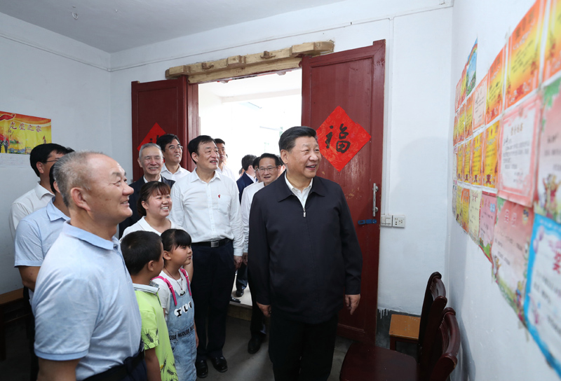 2019年5月20日，習(xí)近平總書記在江西省贛州市于都縣梓山鎮(zhèn)潭頭村看望村民孫觀發(fā)一家人。
