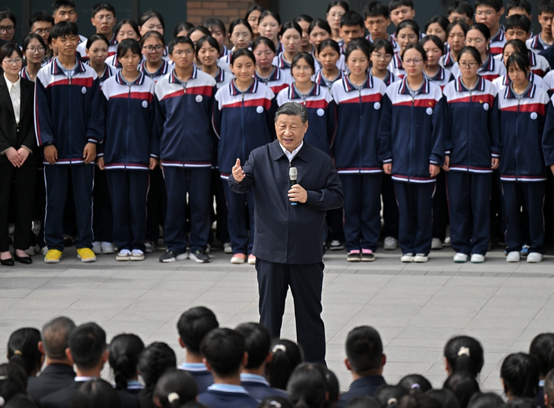 2024年6月18日，習(xí)近平總書(shū)記在青海果洛西寧民族中學(xué)考察時(shí)，同師生們親切交流。