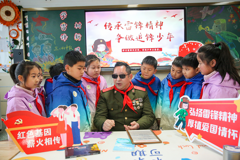 2025年3月3日，江蘇南通如皋市安定小學(xué)里，傷殘軍人許波銀在思政小課堂上向?qū)W生講述雷鋒故事。