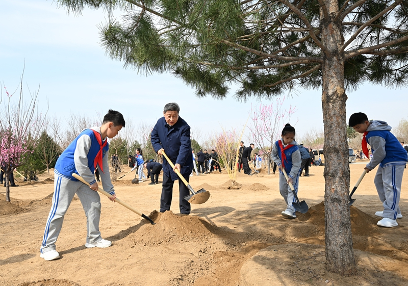 2025年4月3日，習(xí)近平總書記來(lái)到北京豐臺(tái)區(qū)永定河畔參加首都義務(wù)植樹活動(dòng)。