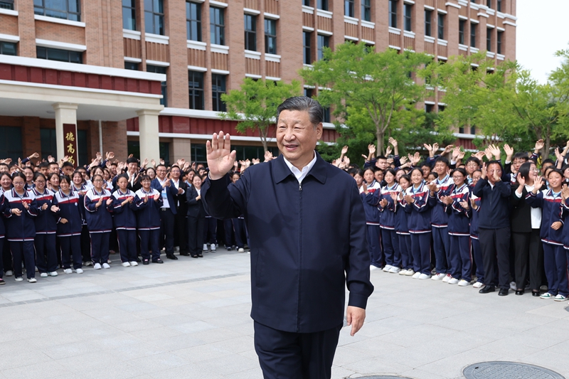 2024年6月18日，習近平總書記在青海果洛西寧民族中學考察時，向師生們揮手致意。