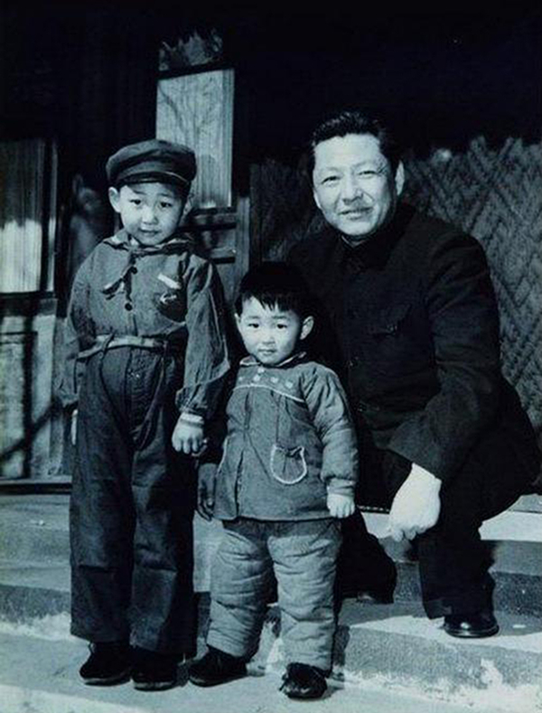 1958年，習(xí)仲勛與兒子習(xí)近平、習(xí)遠(yuǎn)平在一起。