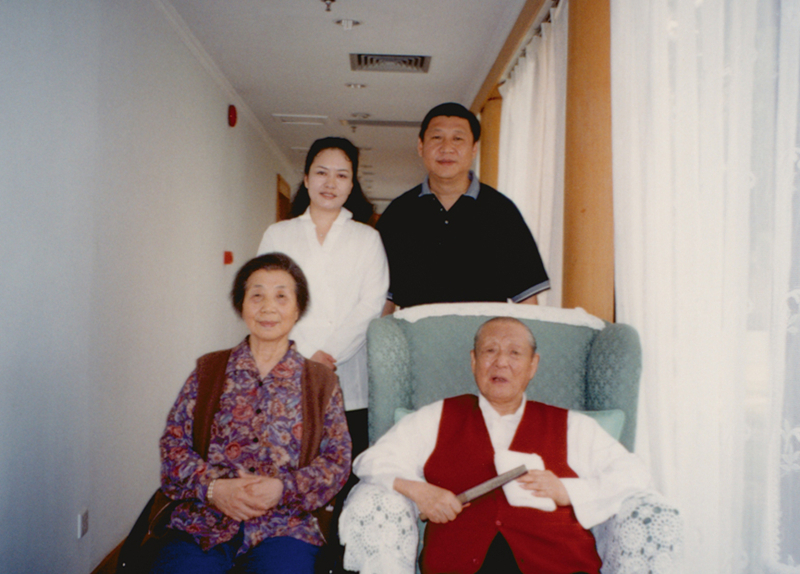 習(xí)近平與夫人彭麗媛同父親習(xí)仲勛、母親齊心的合影。