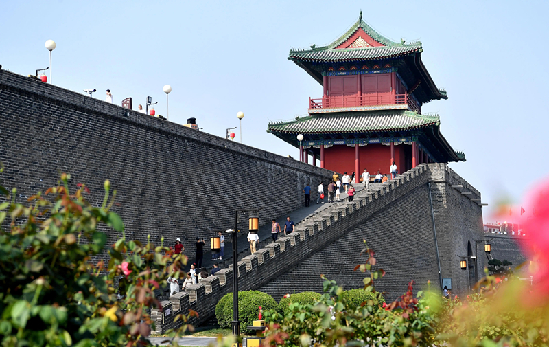 2024年9月16日，游客在河北省石家莊市正定古城游玩。