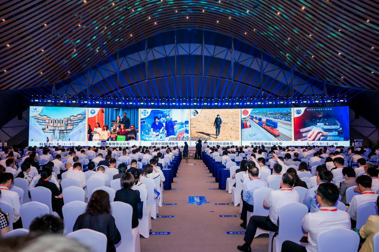 2025年中國(guó)網(wǎng)絡(luò)文明大會(huì)《走好網(wǎng)上群眾路線百個(gè)成績(jī)突出賬號(hào)推選活動(dòng)成果》發(fā)布現(xiàn)場(chǎng)。